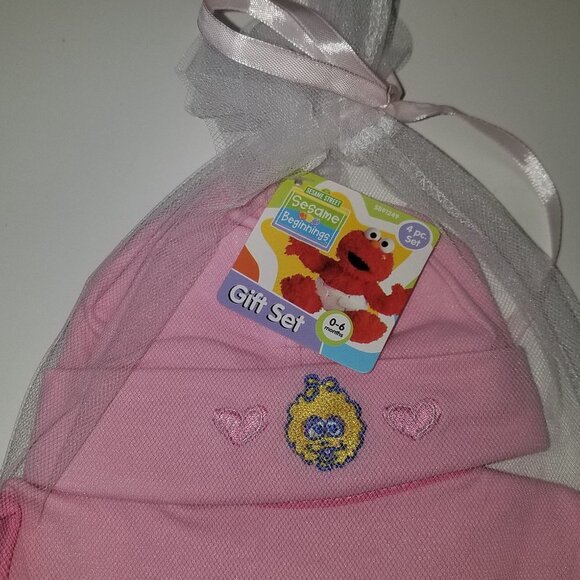 NEW Sesame Street Beginning Gift Set Pink Big Bird Hat Bib Booties Lot Baby Girl - Picture 2 of 6